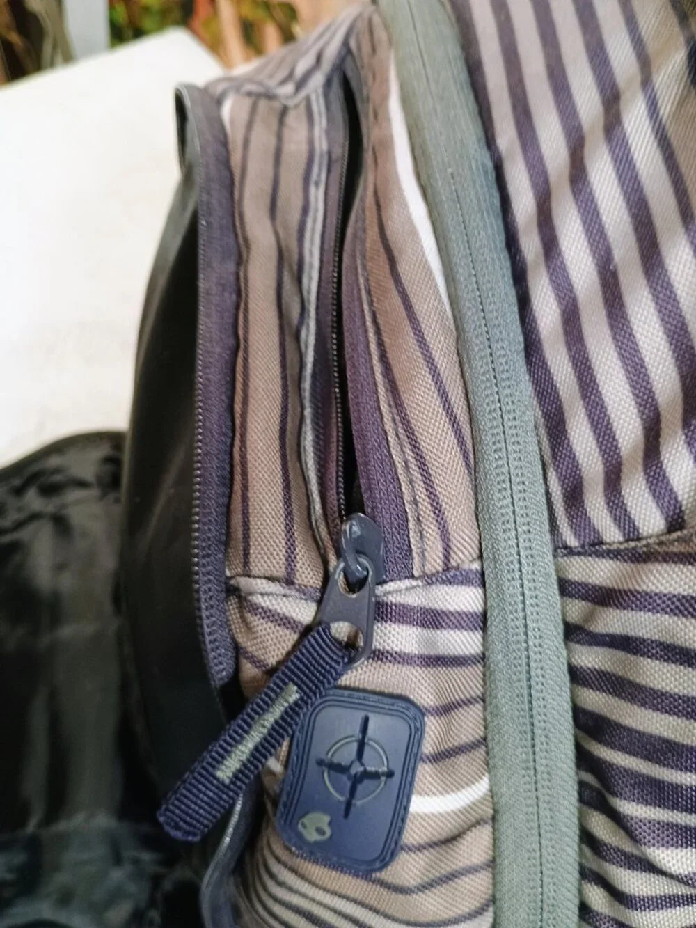 EUC VTG Skullcandy Navy Blue & Gray Striped Skateboard Backpack Tech Pocket